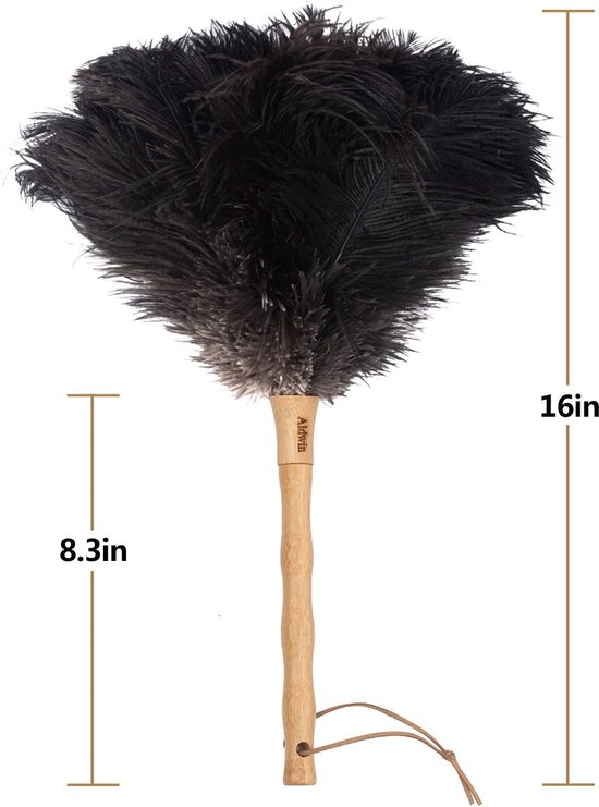 Zwarte plumeau met houten steel, 40 cm lang.