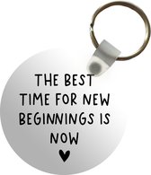 Sleutelhanger - Engelse quote The best time for new beginnings is now met een hartje voor een witte achtergrond - Plastic - Rond - Uitdeelcadeautjes
