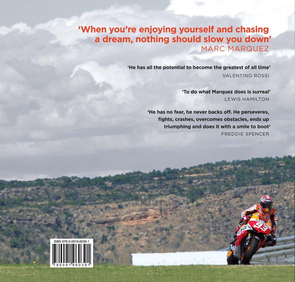 Motorcoureur Marc Marquez op een racefiets in de bocht, met de tekst 'Als je geniet en een droom najaagt, niets mag je vertragen'.