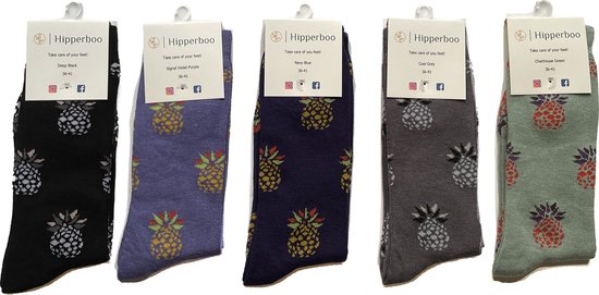 Vijf paar Hipperboo sokken met ananasprint in zwart, paars, marineblauw, grijs en groen.
