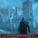 Ezio in zijn donkere outfit staat in een besneeuwde, middeleeuwse stad. Tekst: 'Stap in de schoenen van Altaïr'.