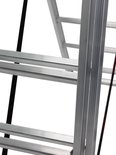Detail van de sporten van een aluminium reformladder met een zwarte riem.