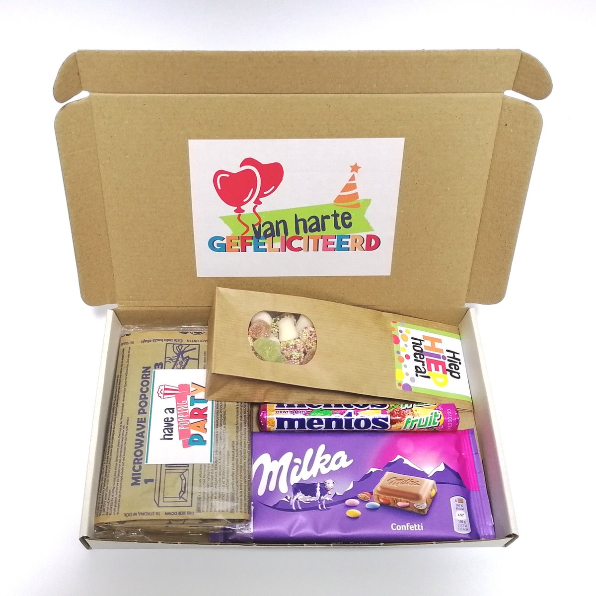 Verjaardag brievenbus cadeau - van harte gefeliciteerd - Milka Chocolade - Popcorn - Mentos - Tum Tum - Cadeau - Lekker & Zoet
