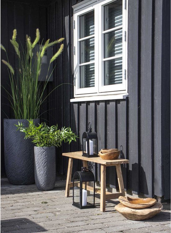 Houten bankje met twee lantaarns met witte kaarsen en houten kommen.