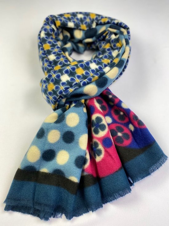 Sjaal met multicolor cirkels, stippen en klavertjes 4 patroon in blauw, roze en geel.