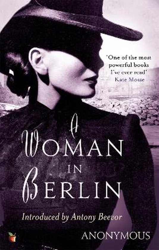 Boekomslag 'A Woman In Berlin' met een zwart-witfoto van een vrouw met hoed. "One of the most powerful books I've ever read" - Kate Mosse.