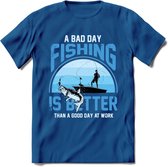 A Bad Day Fishing - Vissen T-Shirt | Blauw | Grappig Verjaardag Vis Hobby Cadeau Shirt | Dames - Heren - Unisex | Tshirt Hengelsport Kleding Kado - Donker Blauw - XL