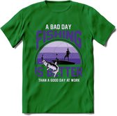 A Bad Day Fishing - Vissen T-Shirt | Paars | Grappig Verjaardag Vis Hobby Cadeau Shirt | Dames - Heren - Unisex | Tshirt Hengelsport Kleding Kado - Donker Groen - XXL