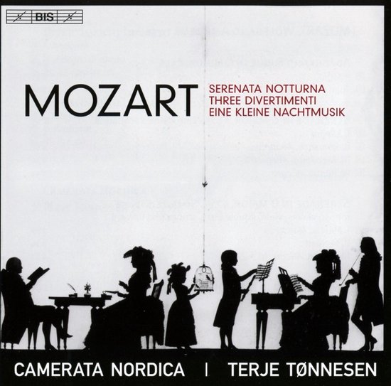 Voorplaat met Mozart, Serenata Notturna, Three Divertimenti, Eine kleine Nachtmusik. Zwart silhouet van een groep muzikanten in historische kledij.