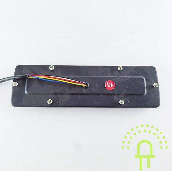 Zwart achterkant van een achterlicht met 12V sticker en gekleurde draden.