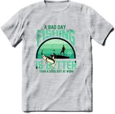 A Bad Day Fishing - Vissen T-Shirt | Aqua | Grappig Verjaardag Vis Hobby Cadeau Shirt | Dames - Heren - Unisex | Tshirt Hengelsport Kleding Kado - Licht Grijs - Gemaleerd - XXL