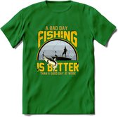 A Bad Day Fishing - Vissen T-Shirt | Geel | Grappig Verjaardag Vis Hobby Cadeau Shirt | Dames - Heren - Unisex | Tshirt Hengelsport Kleding Kado - Donker Groen - 3XL