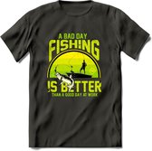 A Bad Day Fishing - Vissen T-Shirt | Groen | Grappig Verjaardag Vis Hobby Cadeau Shirt | Dames - Heren - Unisex | Tshirt Hengelsport Kleding Kado - Donker Grijs - 3XL