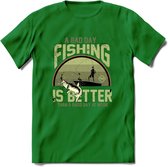 A Bad Day Fishing - Vissen T-Shirt | Groen | Grappig Verjaardag Vis Hobby Cadeau Shirt | Dames - Heren - Unisex | Tshirt Hengelsport Kleding Kado - Donker Groen - 3XL