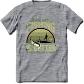 A Bad Day Fishing - Vissen T-Shirt | Groen | Grappig Verjaardag Vis Hobby Cadeau Shirt | Dames - Heren - Unisex | Tshirt Hengelsport Kleding Kado - Donker Grijs - Gemaleerd - M