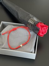 Valentijn Cadeau Pakket - Roos Zeep + Armband Hartje Goud - Rood - Verstelbaar - Liefde - Vriendschap - Geschenk