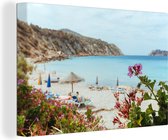 Canvas Schilderij Uitzicht op een van de stranden van Ibiza, Spanje - 120x80 cm - Wanddecoratie