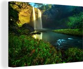Canvas Schilderij Waterval stroomt in een rivier in Hawaï - 30x20 cm - Wanddecoratie