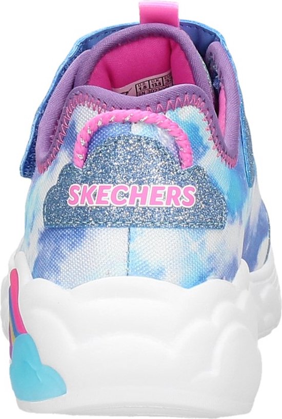 Achterkant van een blauwe Skechers sneaker met wolkenprint, regenboog en glitter.