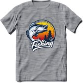 Fishing - Vissen T-Shirt | Grappig Verjaardag Vis Hobby Cadeau Shirt | Dames - Heren - Unisex | Tshirt Hengelsport Kleding Kado - Donker Grijs - Gemaleerd - XL