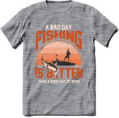 A Bad Day Fishing - Vissen T-Shirt | Oranje | Grappig Verjaardag Vis Hobby Cadeau Shirt | Dames - Heren - Unisex | Tshirt Hengelsport Kleding Kado - Donker Grijs - Gemaleerd - XXL