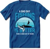 A Bad Day Fishing - Vissen T-Shirt | Blauw | Grappig Verjaardag Vis Hobby Cadeau Shirt | Dames - Heren - Unisex | Tshirt Hengelsport Kleding Kado - Donker Blauw - 3XL