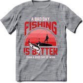 A Bad Day Fishing - Vissen T-Shirt | Rood | Grappig Verjaardag Vis Hobby Cadeau Shirt | Dames - Heren - Unisex | Tshirt Hengelsport Kleding Kado - Donker Grijs - Gemaleerd - M