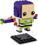 Een Lego Brickheadz-figuur van Buzz Lightyear in paarse, witte, groene en beige kleuren, met een standaard.