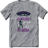 A bad Day Fishing - Vissen T-Shirt | Paars | Grappig Verjaardag Vis Hobby Cadeau Shirt | Dames - Heren - Unisex | Tshirt Hengelsport Kleding Kado - Donker Grijs - Gemaleerd - M