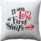 Kussenhoes '' Love at first swipe '' - Valentijn - Liefde - Kussenhoes - Exclusief kussen - Wit - Kussen