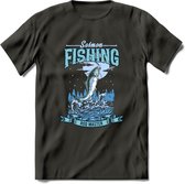 Fishing - Vissen T-Shirt | Grappig Verjaardag Vis Hobby Cadeau Shirt | Dames - Heren - Unisex | Tshirt Hengelsport Kleding Kado - Donker Grijs - S