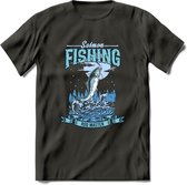 Fishing - Vissen T-Shirt | Grappig Verjaardag Vis Hobby Cadeau Shirt | Dames - Heren - Unisex | Tshirt Hengelsport Kleding Kado - Donker Grijs - M