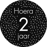 Sluitsticker Sticker – Hoera 2 jaar – Zwart – Wit – Confetti | Envelop - Traktatiezakje | Envelop sticker | Cadeau – Gift – Cadeauzakje – Traktatie – Kadozakje | Chique inpakken |