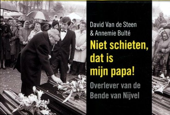 Couverture du livre 'Niet schieten, dat is mijn papa!'. Un groupe de personnes près de cercueils, un homme se penche.