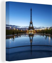Canvas Schilderij De Eiffeltoren in de avond met een erg heldere lucht in Parijs - 50x50 cm - Wanddecoratie