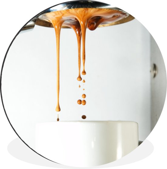 WallCircle - Wandcirkel - Muurcirkel - De koffie stroomt uit het koffiezetapparaat in de kop koffie - Aluminium - Dibond - ⌀ 120 cm - Binnen en Buiten XXL