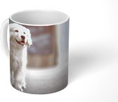 Mok - Koffiemok - Een Golden Retriever puppy lopend op de stoep - Mokken - 350 ML - Beker - Koffiemokken - Theemok