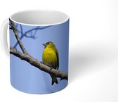 Mok - Sijs op de uitkijk tijdens de winter met een blauwe hemel - 350 ML - Beker