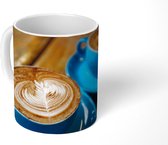 Mok - Twee blauwe koppen koffie op een houten tafel - 350 ML - Beker