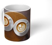 Mok - Twee koppen koffie met latte art worden vanaf boven weergegeven - 350 ML - Beker