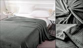 Plaid antraciet MEGA MOOI EN MEGA GROOT 200x220 cm. Afgewerkt met een zigzag structuur. Heerlijk warm voor in de winter. 100% microvezel. Verkrijgbaar in diverse maten en kleuren. Dekbedstunt