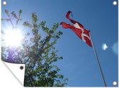 Tuinposter - Tuindoek - Tuinposters buiten - De Deense vlag met een blauwe hemel - 120x90 cm - Tuin