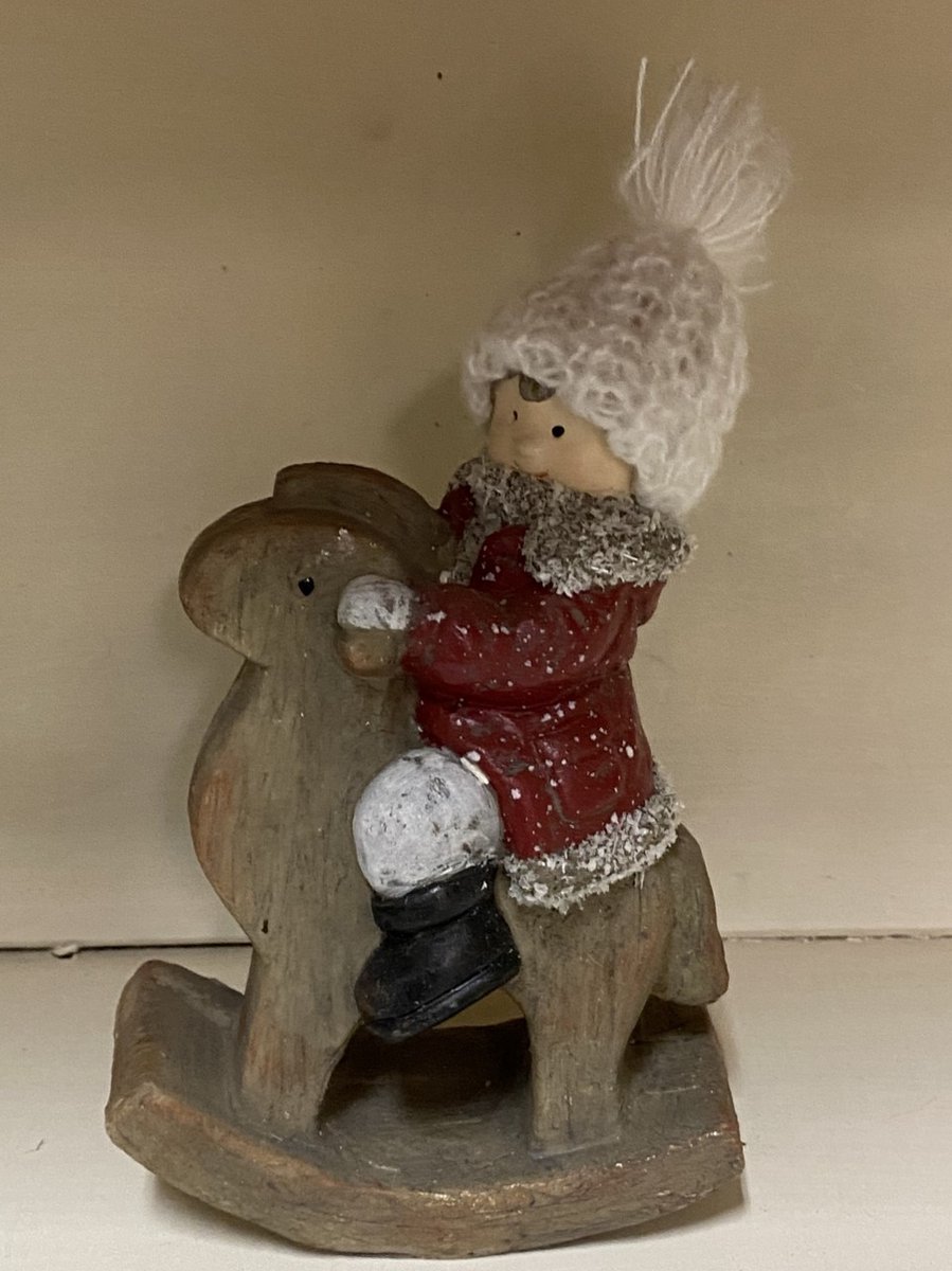 Impuls Kerstbeeldje jongen op hobbelpaard Rood polyresin 19x10x5cm Kerstdecoratie