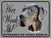 Deens/Duitse dog 128..(formaat: 20x30 cm)...(Ondergrond: geborsteld zilver).  (Hier Waak ik!)...(opdr.: zwart + Full color afbeelding)