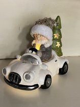 Kerstbeeldje jongen in auto met LED - Wit - 13 cm hoog x 15 cm x 9cm – Kerstdecoratie