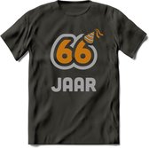 66 Jaar Feest T-Shirt | Goud - Zilver | Grappig Verjaardag Cadeau Shirt | Dames - Heren - Unisex | Tshirt Kleding Kado | - Donker Grijs - M