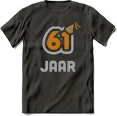 61 Jaar Feest T-Shirt | Goud - Zilver | Grappig Verjaardag Cadeau Shirt | Dames - Heren - Unisex | Tshirt Kleding Kado | - Donker Grijs - M