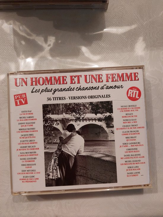 Albumhoes met titel 'UN HOMME ET UNE FEMME - Les plus grandes chansons d'amour', met liedjes van artiesten als Edith Piaf en Johnny Hallyday.