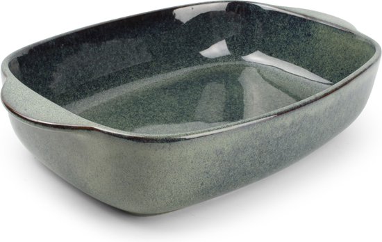 Groen/blauwe ovenschaal met handvatten, van Salt&Pepper. Vanuit de hoek gezien.
