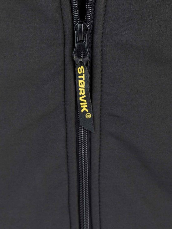 Ritssluiting met een geel label met "STØRVIK" erop.